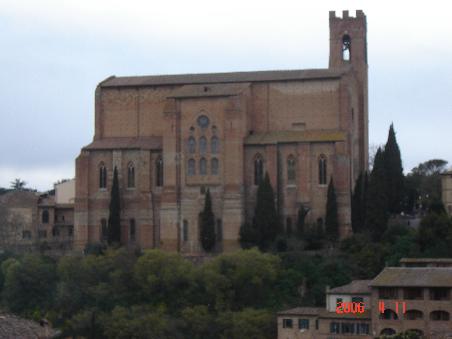 Siena 2006 - die Kirche San Domenico; wo befindet sich der für mich richtige Ausgang aus der Stadt? Der im Westen war es leider nicht! Also nochmals zurück zum Dom als Ausgangspunkt - der im Osten war's auch nicht - im Süden wär's der richtige gewesen!