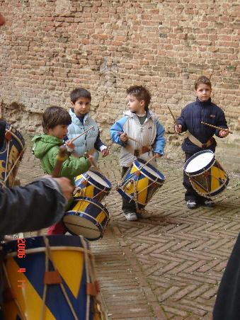 Siena 2006 - ein Fest steht bevor! Ob *mama mia* wohl zuguckt, wie gut ich die Trommel schlagen kann?