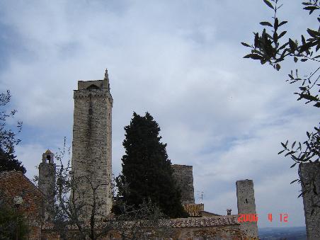San Gimignano 2006 - von weitem sichtbar, die Wehrtürme
