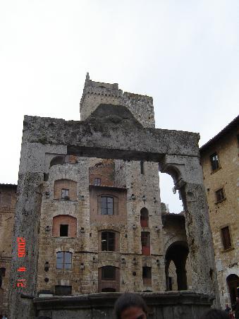 San Gimignano 2006 - la Piazza della Cisterna belagert von Touristen