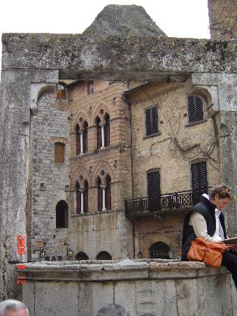 San Gimignano 2006 - grosser Brunnen von 1273; der Mittelpunkt der Stadt