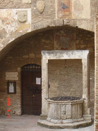 San Gimignano 2006 - Brunnen in einem Hof