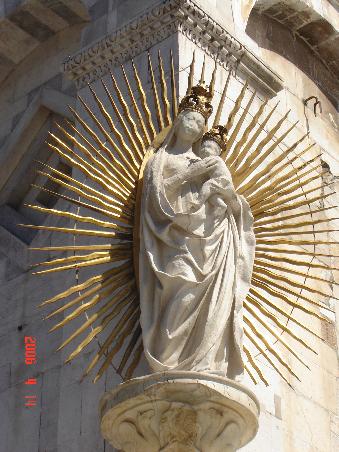 Lucca 2006 - reich verzierte Domfassade; Madonna im Strahlenkranz