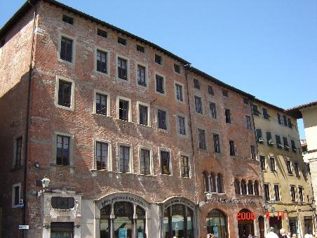 Lucca 2006 - Häuserzeile beim Dom