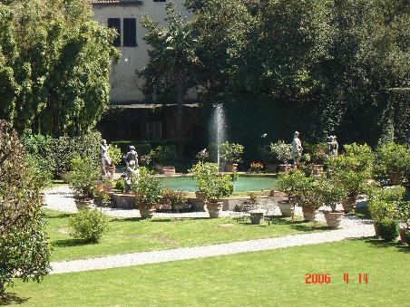 Lucca 2006 - im Garten des Palazzo Pfanner; in dieser idyllischen Gartenanlage wurden verschiedene Filme gedreht