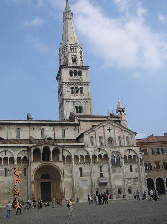 Modena 2006 - die Stadt liegt an der Kreuzung der Brennerstrasse mit der fast 2200 Jahre alten Römerstrasse Via Emilia, die - für den Verkehr gesperrt - mitten durch die Innenstadt führt.