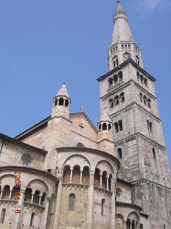 Modena 2006 - der schiefe Turm gilt als Wahrzeichen der Stadt; mit dem Bau des Domes wurde 1099 begonnen!