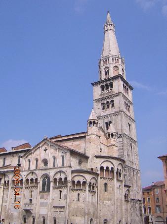 Modena 2006 - der Dom San Geminiano; ein sehr schöner romanischer Kirchenbau mit seinem 88 m hohen Campanile *Torre Ghirlandina*