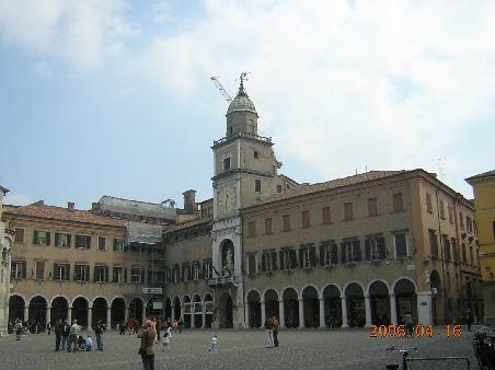 Modena 2006 - an der Piazza Roma steht der Palazzo Ducale!
Beim Restaurant suchen die zahlreichen Tauben nach Futter in Form von allerhand Brosamen.
Wenn es dem Wirt zu bunt wird - resp. die Gäste sich in Abwehrposition begeben, wird kurzerhand Brot auf dem Platz ausgelegt - natürlich möglichst weit weg - fast eher schon beim Nachbarn drüben! Dann herrscht wiederum Ruhe!