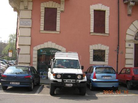 Modena 2006 - Leomobil wartet geduldig, der Chef ist auf Stadtbesichtigung und besucht u.a. auch das österliche Hochamt im nahen Dom!