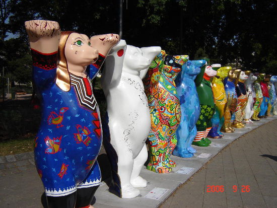 2006 Wien - UNO-Stadt (die Figuren sind Sinnbilder für die Länder der Welt, völkerverbindend)