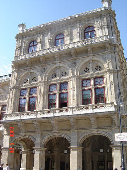 2006 Wien - imposante Bauten am Wegesrand! Übrigens, die Stadt Wien lässt sich hervorragend mit dem Fahrrad erkunden.