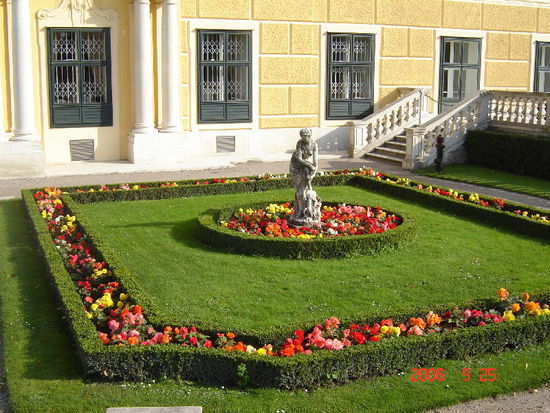 2006 Wien - Schloss Schönbrunn wunderschöne Gartenanlage
