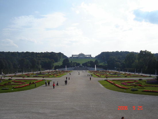 2006 Wien - Gloriette vom Schloss her gesehen