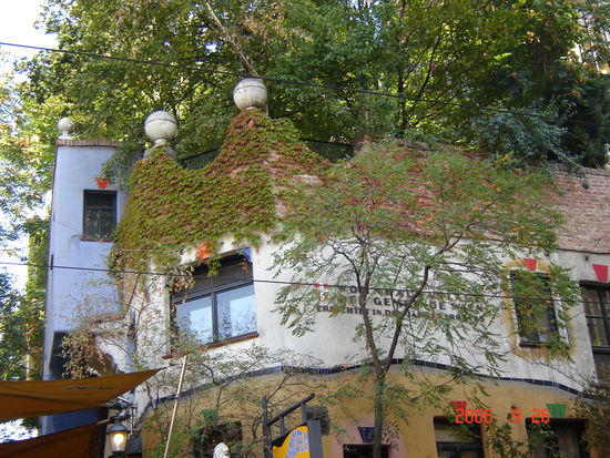 2006 Wien - Hundertwasserhaus; wurde 1985 realisiert und entspricht einer Vision vom neuen, ökologiebezogenen Wohnen. Gleich viermal begegenete ich verschiedenen Werken von Friedensreich Hundertwasser, für mich Anlass genug, ein separates Kapitel darüber zu schreiben.