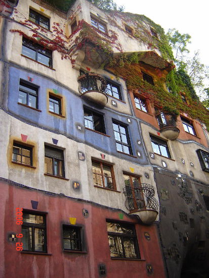 2006 Wien - Hundertwasser - Haus; je nach Standort gibt es immer wieder neue Entdeckungen!