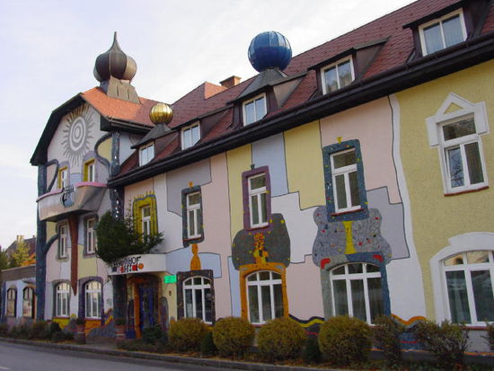 2006 Neuberg an der Mürz - Hotel im Stile von Hundertwasser; obere Fensterreihe - gerade Linien!