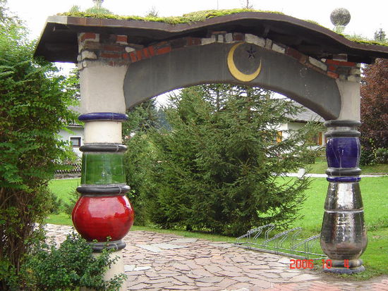 2006 Bärnbach - die vielen Torbogen sind auch Symbole von andern Religionen