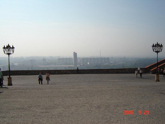 2006 Bratislava - der Burgplatz Richtung Süden