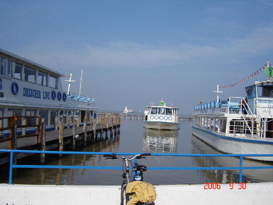 2006 Neusiedlersee - ein Eldorado für Radfahrer! Schön angelegte Radwege führen durch die ruhige, wunderschöne Landschaft rings um den See. Von Rust bis Rust sind es ca. 80 km, von Illmitz nach Mörbisch kann die Fähre benutzt werden.