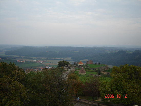 2006 Riegersburg - Blick in die Umgebung; für Touristen - der Aufstieg zur Burg wird durch einen Schrägaufzug erleichtert, kann aber nach wie vor zu Fuss erfolgen!