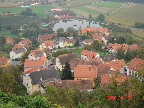 2006 Riegersburg - Wohnhäuser an den Burgberg eng angeschmiegt