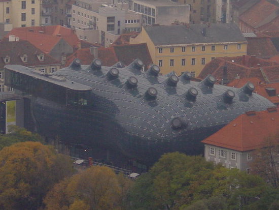 2006 Graz - Blick vom Schlossberg über die Dächer der Stadt; dominant das Kunsthaus!
