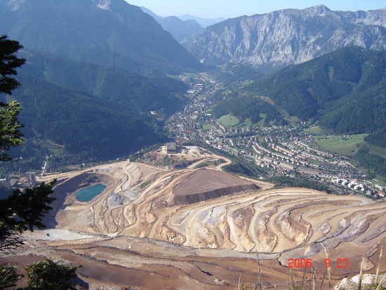 2006 Erzberg - früher förderte ein Knappe 160 - 200 kg Erz. Heute errechnet die Statistik pro Mann und Tag 10 Tonnen, allerdings eine Leistung, welche Computersteuerung, hydraulisch betriebene Grossbagger und Grosslochbohrmaschinen ermöglichen.