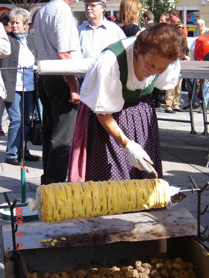 2006 Leoben - Brauchtum; ein Kuchen wird über der Glut gedreht