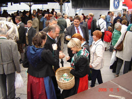 2006 Leoben - Damen erhalten dekorierte Lebkuchenherzen...