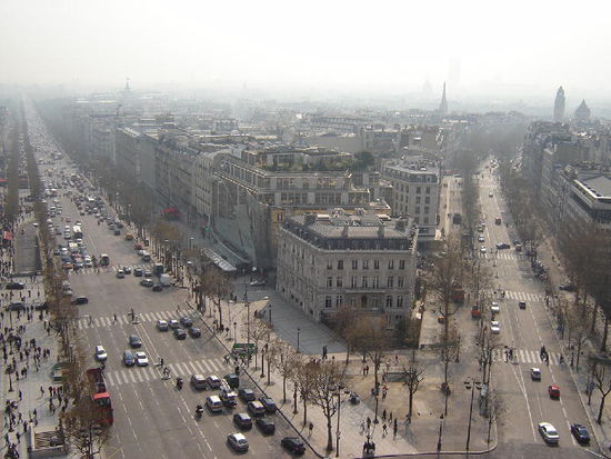 2007 Paris - Sicht vom Arc de Triomphe auf den Place Charles de Gaulle; früher hiess der Place des Etoiles - weil hier 12 Strassen sternenförmig zusammenführen
