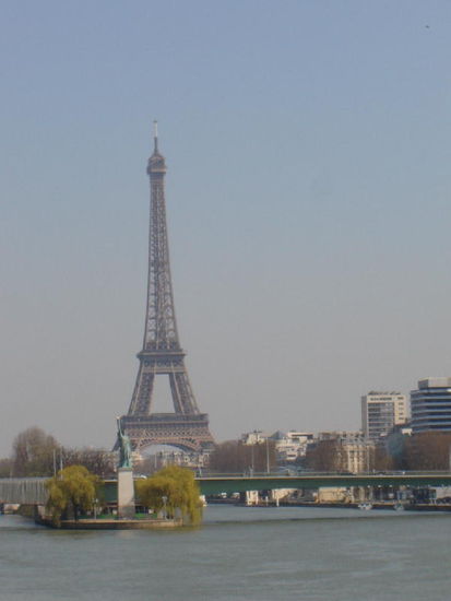 2007 Paris - Eiffelturm mit Freiheitsstatue
