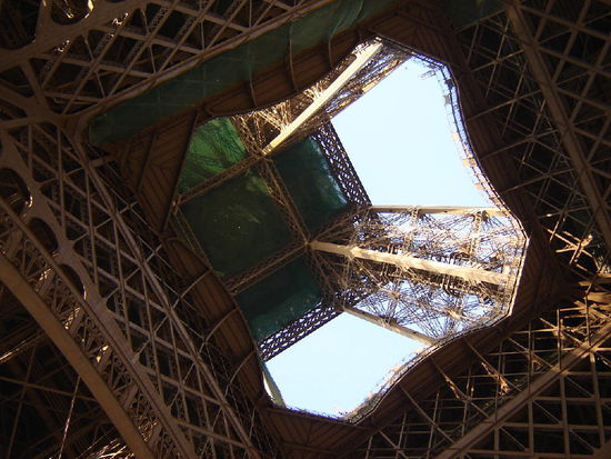 2007 Paris - Blick in den "Bauch" des Eiffelturms