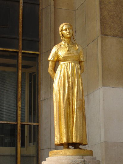 2007 Paris - opulenter, historisierender Figurenschmuck beim Palais Chaillot