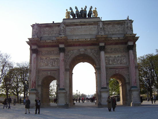 2007 Paris - Arc du Carrousel; 1806-1808 erbaut; auf den Bögen die berühmte Quadriga, die Napoléon vom Markus-Dom in Venedig als Kriegsbeute hatte mitgehen lassen.
