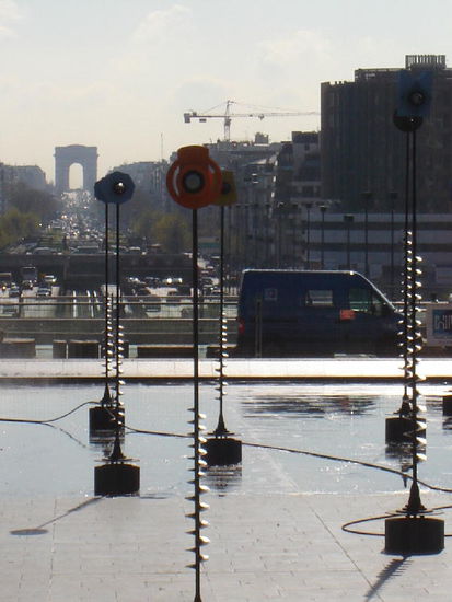 2007 Paris - In der Verlängerung der Arc de Triomphe aus Sicht der Grande Arche