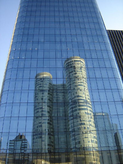 2007 Paris - Das Original spiegelt sich in der Fassade