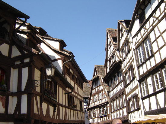 2007 Strassburg - das Gerberviertel an der Ill bei den Schleusen; touristisch sehr beliebt mit den malerischen Fachwerkhäusern