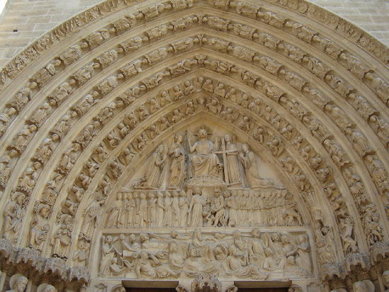 2007 Paris - Notre-Dame; der prunkvolle Bogen über dem Eingangsportal