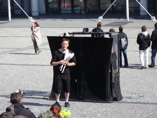 2007 Paris - Centre Pompidou; auf der Piazza hat sich ein kleiner Freilichtzirkus entwickelt.