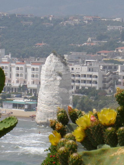 Der Sage nach ist der Pizzomunno ein in Stein verwandelter Jüngling, der nur alle 100 Jahre für eine Nacht erwacht, um sein Mädchen suchen zu können. Wann? Das wissen die Götter...
