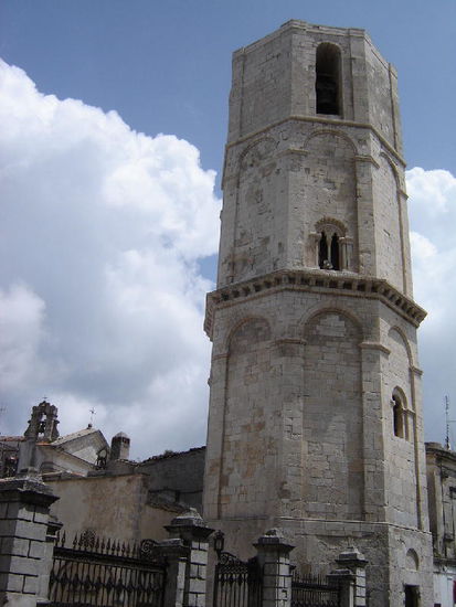 2007 Puglia - Monte Sant'Angelo; der achteckige Campanile bewacht den Eingang zum Heiligtum des Erzengels Michael