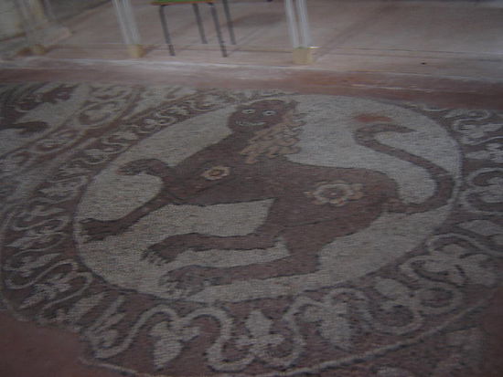 2007 RC - Santa Maria del Patire; Mosaikfussboden aus dem 12. JH.; die Bilder stellen die 4 Evangelisten dar. Es berührt schon stark, solch erwürdige Zeichen von tiefer Frömmigkeit aus alter Zeit "erleben" zu dürfen.