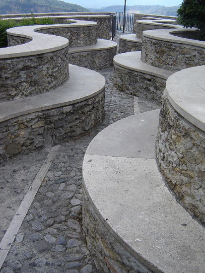 2007 RC - Sta. Severina; moderne Sitzecke beim Kastell mit phantastischem Ausblick