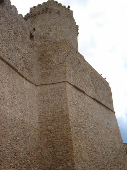 2007 RC - La Castella; man beachte die Besucher rechts auf der Burg! Dies gibt in etwa eine Vorstellung über die Grösse der Anlage.