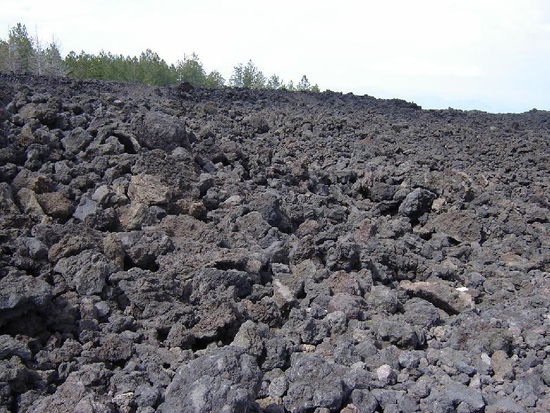 2007 Sicilia - Ätna; die Strasse windet sich auf den Berg hinauf und plötzlich stehst vor den riesigen Lavafeldern