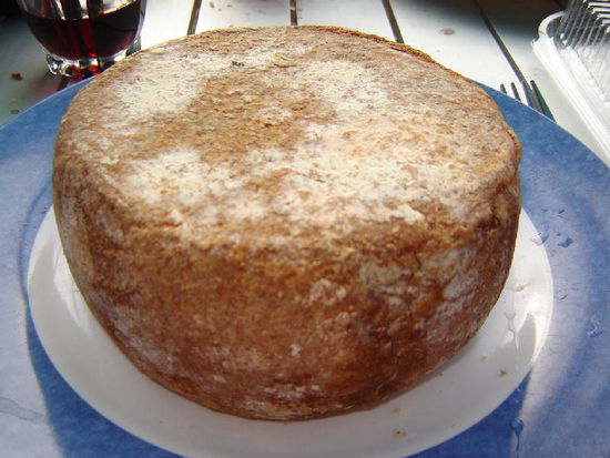 2007 RC - unterwegs mal tüchtig eingekauft; Schafskäse vom Bauern, das gute Stück für 14 €, dazu frische Tomaten, Wein und allerlei Früchte und Gemüse