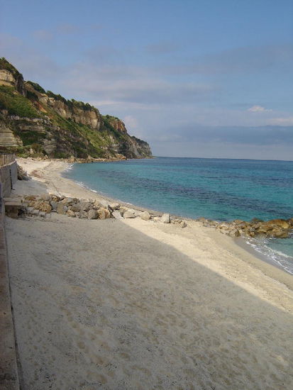 2007 RC - Tropea; wirklich leerer Strand beim Campingplatz... und am Abend eine leckere Fischmahlzeit - frisch gekauft im Fischladen... so lässt es sich gut leben!