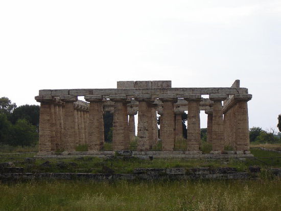 2007 Campania - Paestum; die Basilika dürfte dem Hera-Kult gedient haben