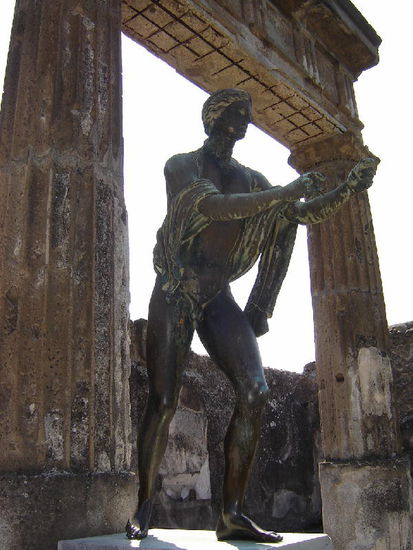 2007 Campania - Pompeji; Sonne und Mond - einander gegenüberliegend in einem Tempel